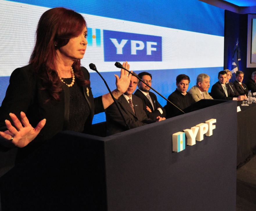Estatización de YPF: anticipa Clarín el nuevo ring de la lucha contra la  corrupción kirchnerista - El Canciller