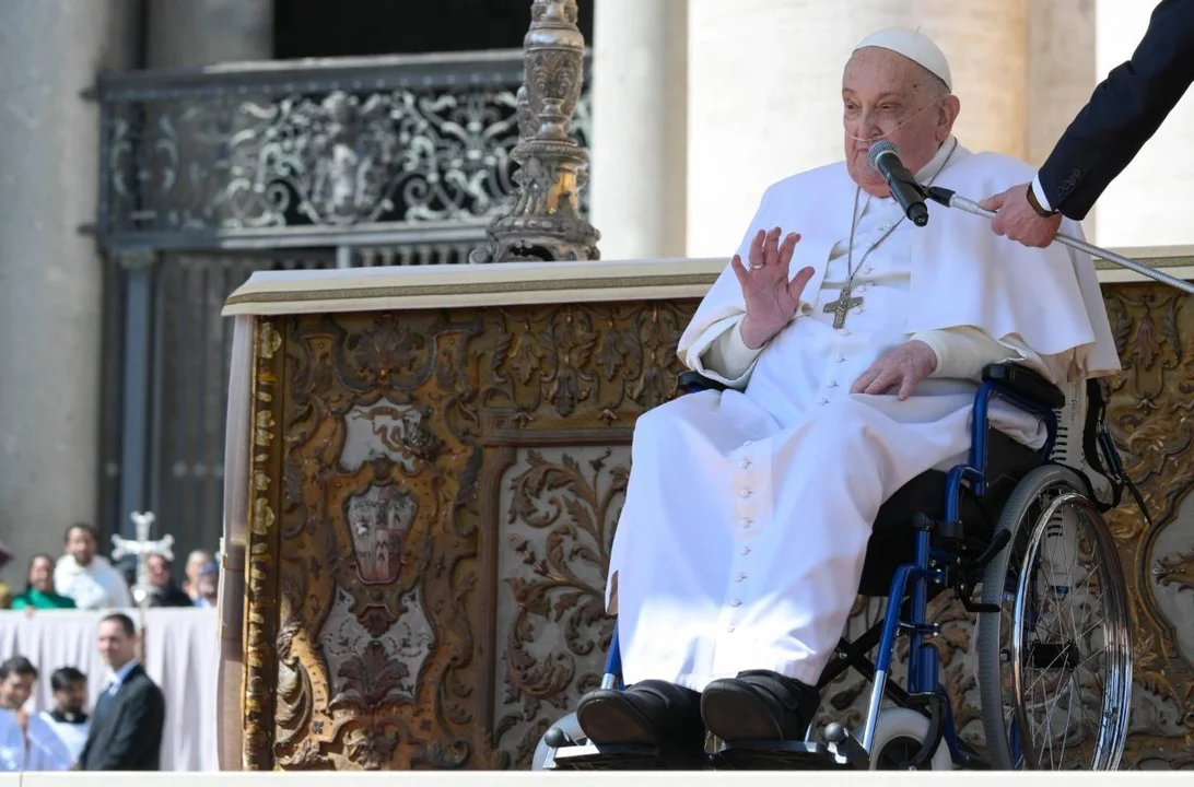 El papa Francisco reapareció de sorpresa ante los fieles mientras se recupera de su internación de casi 40 días - El Canciller