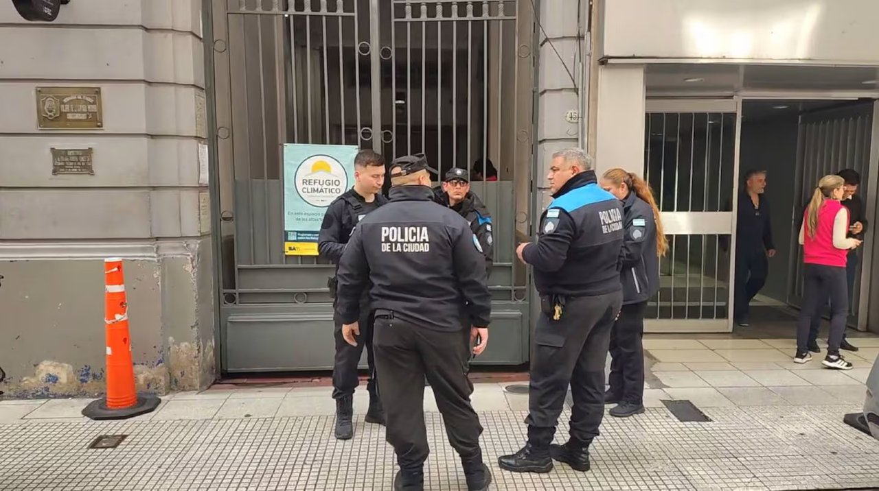 Máxima tensión en una comisaría del Microcentro: los presos tomaron a un policía de rehén